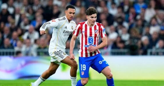 شعار أتلتيكو مدريد يسخر من شعاري ريال مدريد وبرشلونة في إشارة إلى صفقات اللاعبين.