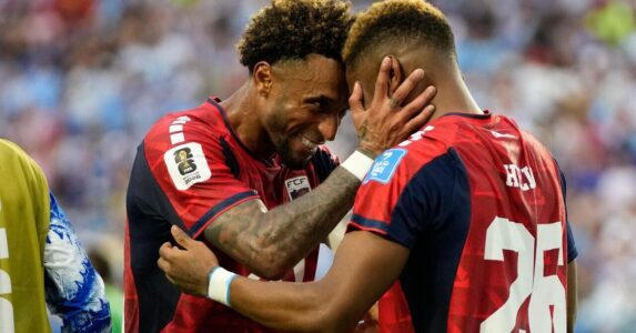 لاعبي الرأس الأخضر يحتفلون بهدف التعادل ضد أوروغواي في كأس العالم 2026