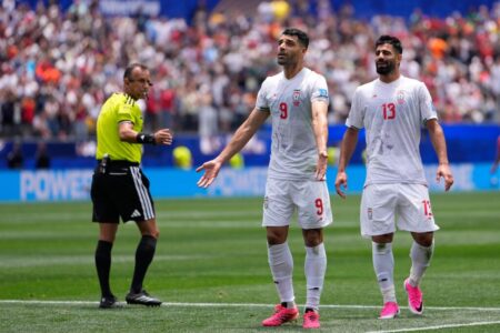 مهدي طارمي قائد منتخب إيران يعبر عن غضبه من تنظيم الفيفا لكأس العالم.