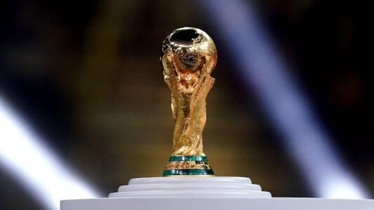 شعار كأس العالم 2026 مع خرائط الدول المستضيفة كندا وأمريكا والمكسيك