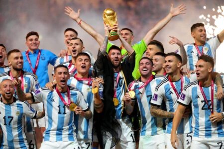 خريطة توضح الدول المستضيفة لكأس العالم 2026 مع شعار البطولة والفرق المتأهلة.
