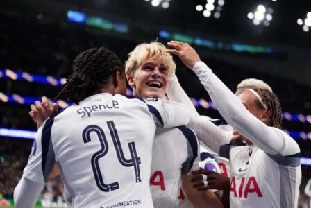 لوكاس بيرغفال لاعب توتنهام وروبرتو دي زيربي مدرب توتنهام يناقشان المستقبل
