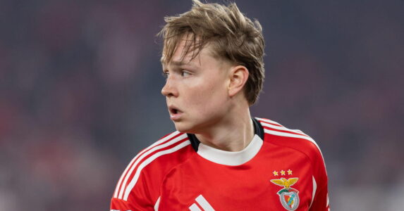 احتفال لاعبي بنفيكا بعد تسجيل هدف ضد هارتس في الدوري الأوروبي