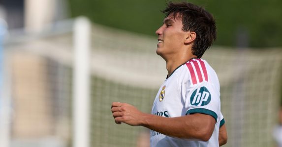 غونزالو غارسيا وسيزار بالاسيوس بقميص فولهام بعد انتقالهما من ريال مدريد