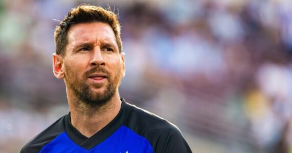 ليونيل ميسي حزين بعد وفاة والده خورخي وتلميحاته بالاعتزال